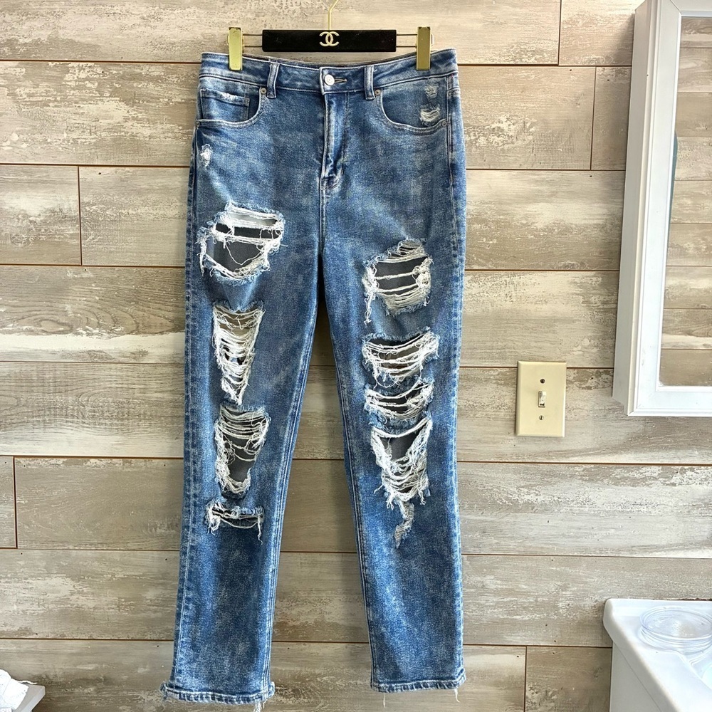 American Eagle Destroyed Stretch Mom Jean